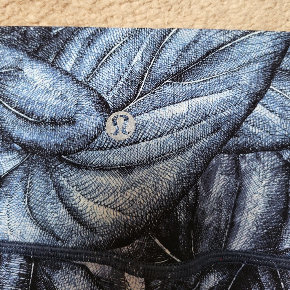 NWOT, Rare blue leaf print Lululemon wunder under Hi-rise leggings size 10! - Picture 8 of 8